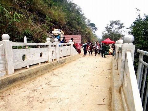 Thien Sinh Bridge in Bat Xat Thien Sinh Bridge in Bat Xat